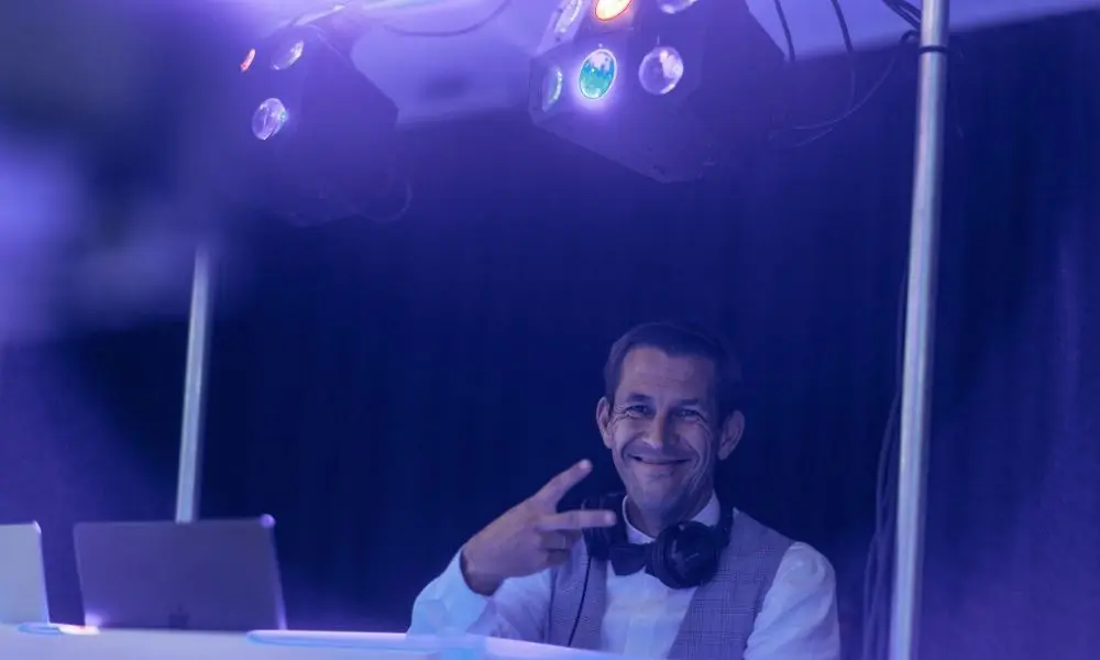 DJ Dima 2 - WeddingBro Events DJ Dima am Mischpult im Partylicht