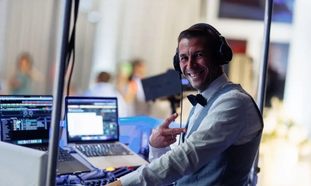 DJ Dima am Mischpult- WeddingBro - WeddingBro Events DJ Dima am Mischpult bei einer Hochzeit