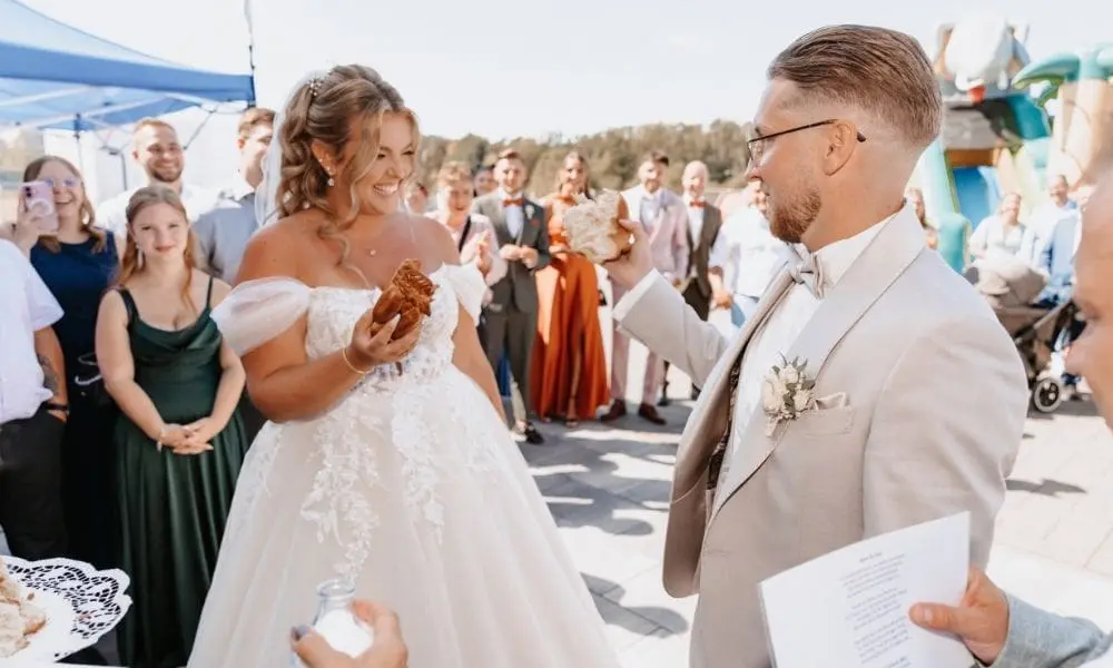 Brot und Salz bei der Hochzeit von Steffi und Aleks