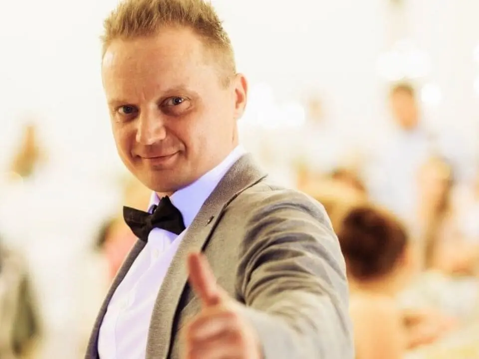 Tamada Artur zeigt Daumen hoch - WeddingBro Events Tamada Artur zeigt Daumen hoch