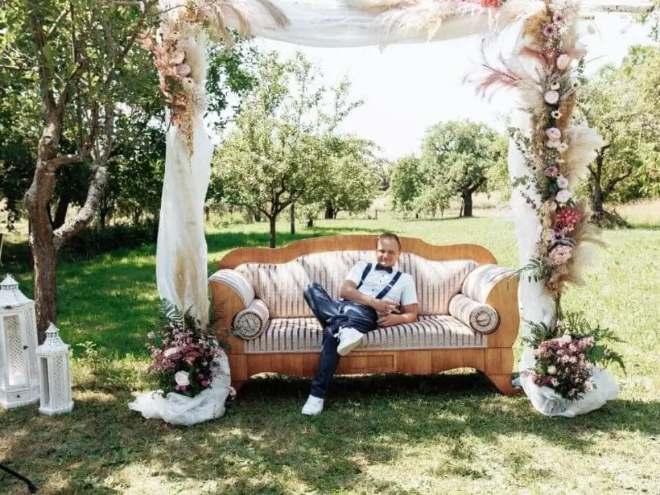 Trauredner Artur bei einer Traurede - WeddingBro Events Trauredner Artur bei einer freien Trauung