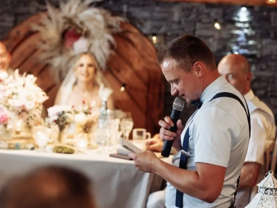 Tamada Artur bei einer lustigen Rede - WeddingBro Events Tamada Artur bei einer lustigen Rede