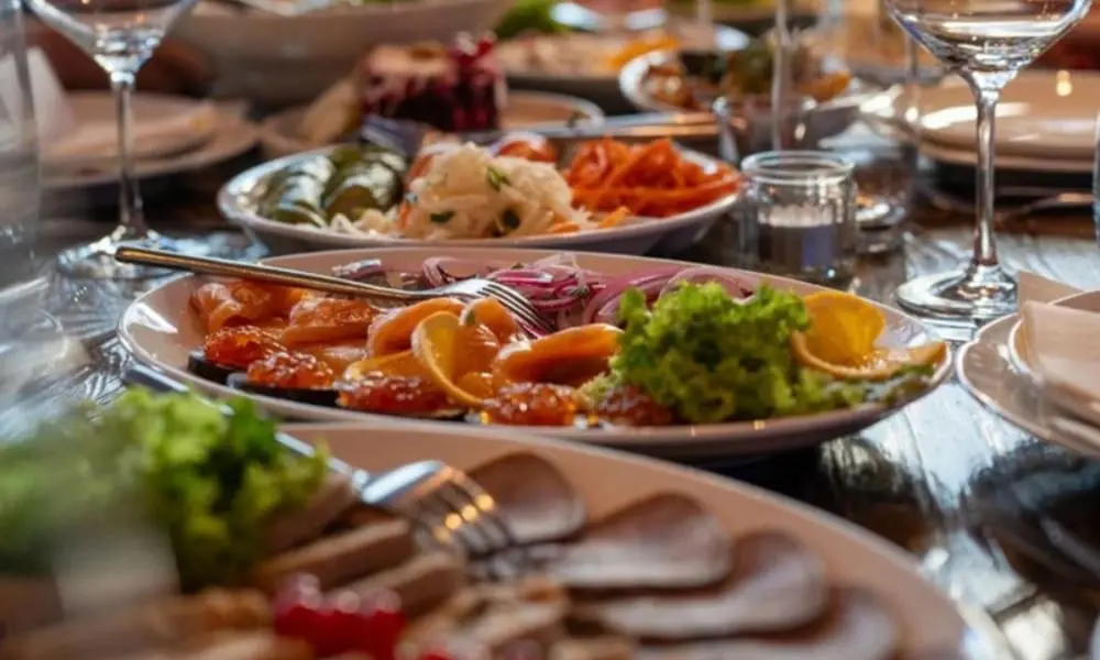 wb-catering-galerie-3 - WeddingBro Events Festlich gedeckte Hochzeitstafel mit kalten Platten