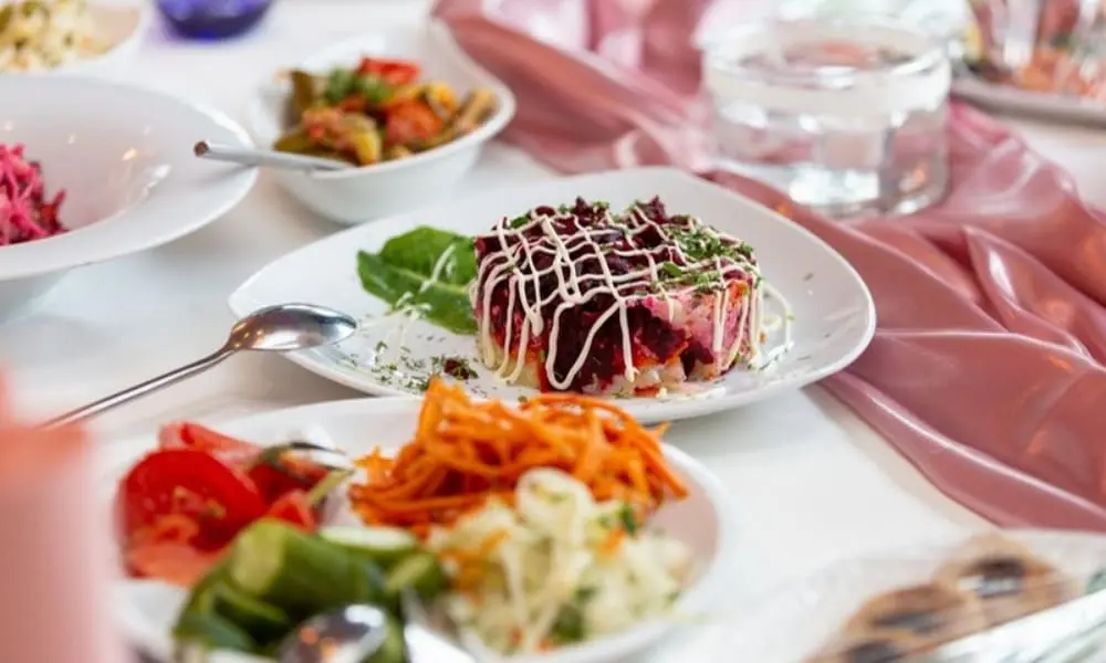 wb-catering-galerie-6 - WeddingBro Events Salate und Vorspeisen auf einer Hochzeitstafel