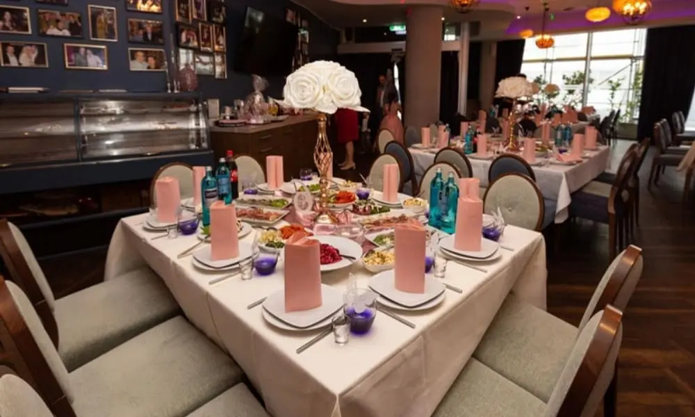 wb-catering-galerie-7 - WeddingBro Events Festlich eingedeckte Tafel fuer eine Hochzeitsfeier