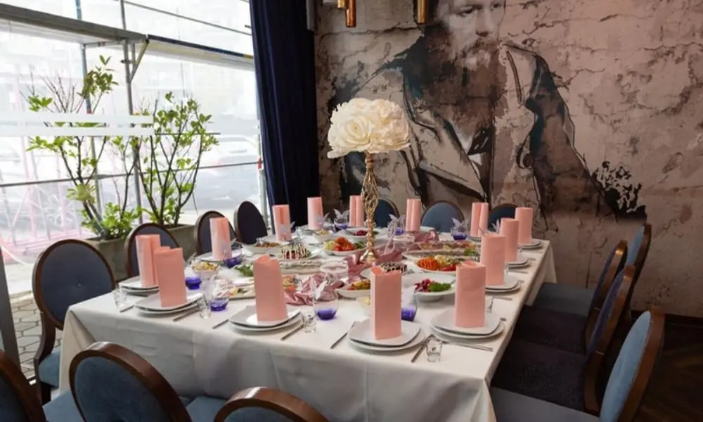 wb-catering-galerie-8 - WeddingBro Events Hochzeitstafel mit Blumendeko und kalten Platten