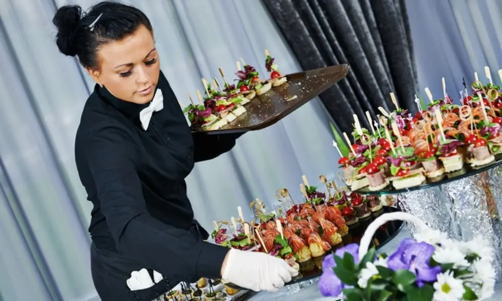 wb-catering-service-fingerfood - WeddingBro Events Servicekraft reicht Fingerfood und Canapes auf einer Hochzeit