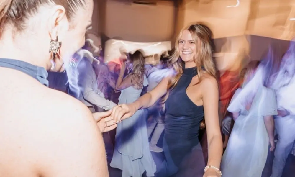 Hochzeits-DJ von WeddingBro - WeddingBro Events Volle Tanzflaeche bei einer Hochzeit