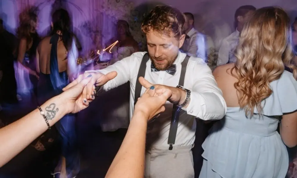 Hochzeits-DJ von WeddingBro - WeddingBro Events Gaeste tanzen bei einer Hochzeit
