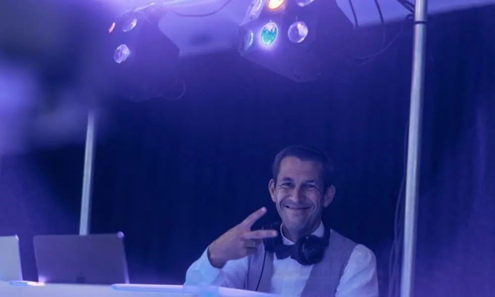 Hochzeits-DJ von WeddingBro - WeddingBro Events Hochzeits-DJ von WeddingBro auf der Tanzfläche