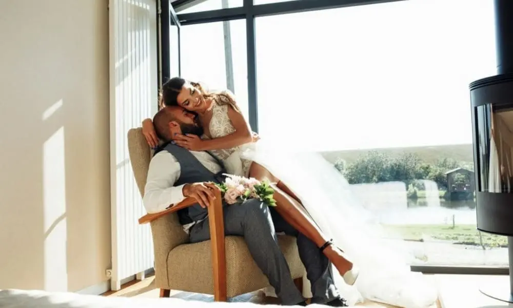 Brautpaar entspannt am Fenster – Hochzeitsfoto vom Studio Dima und Valeri