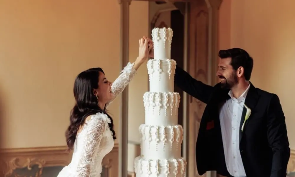 Anschnitt der Hochzeitstorte – Hochzeitsfoto vom Studio Dima und Valeri