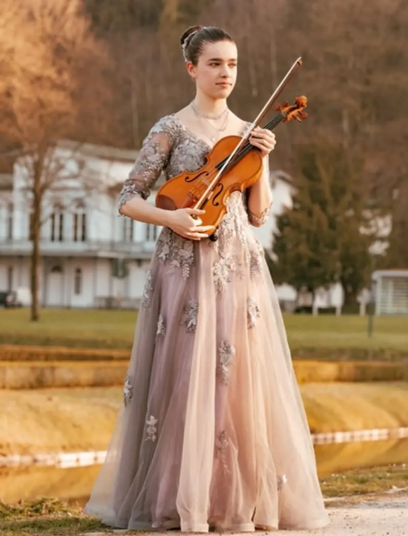 wb-musiker-kim-hoch-1 - WeddingBro Events Violinistin Kim im Hochformat