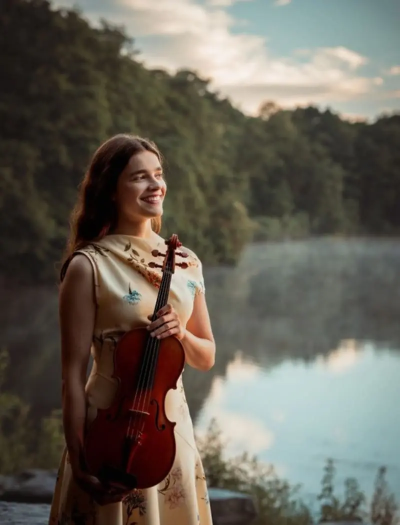 wb-musiker-kim-hoch-2 - WeddingBro Events Violinistin Kim beim Spielen