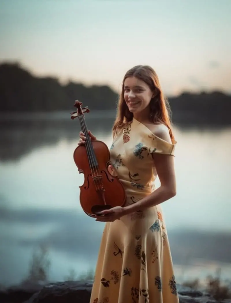 wb-musiker-kim-hoch-3 - WeddingBro Events Violinistin Kim mit ihrer Geige