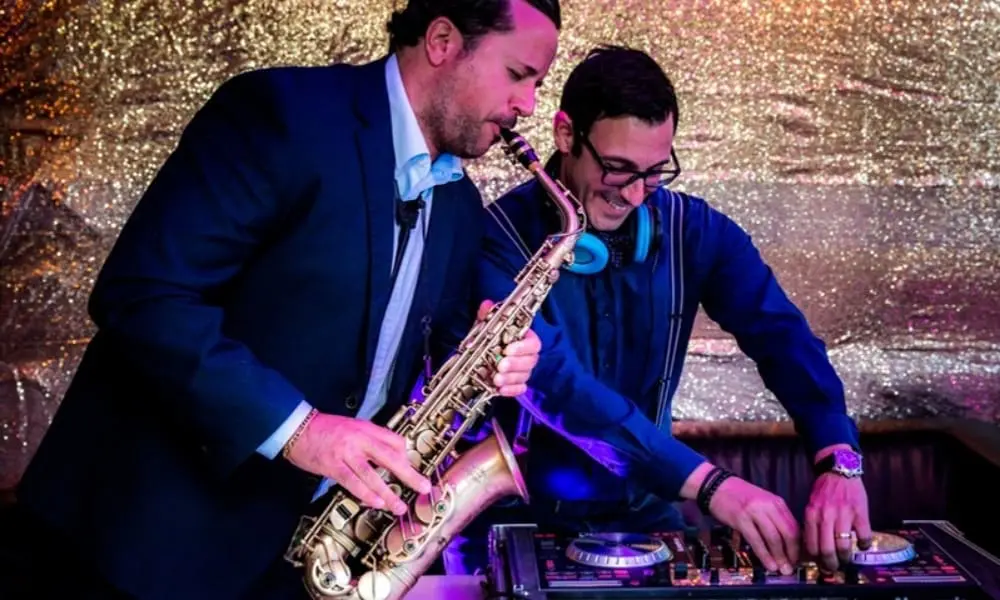 Saxofonist Antonio spielt live zum DJ-Set auf der Hochzeitsparty - WeddingBro Events Saxofonist Antonio spielt live zum DJ-Set auf der Hochzeitsparty