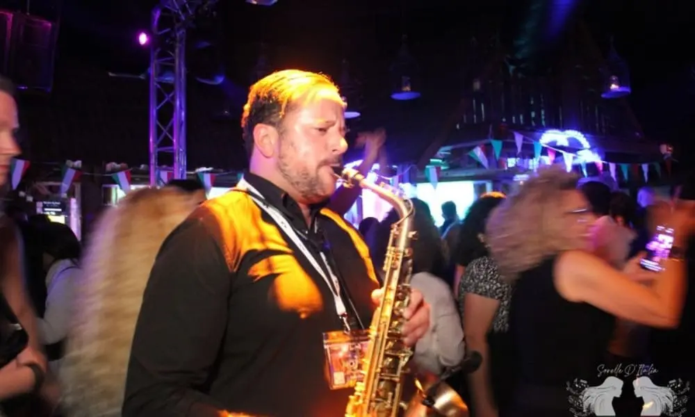 Saxofonist Antonio spielt live auf der Tanzfläche - WeddingBro Events Saxofonist Antonio spielt live auf der Tanzfläche