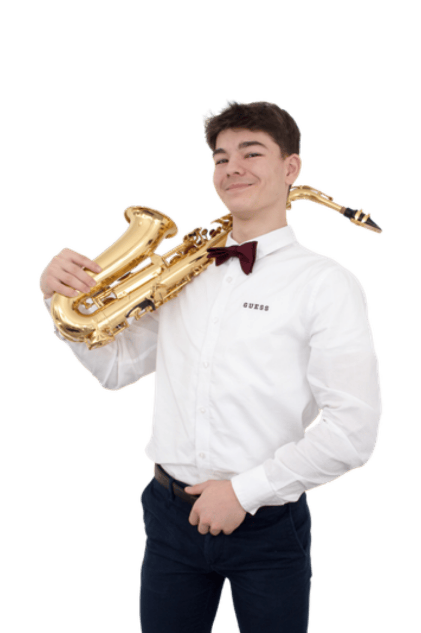 Saxofonist Artur, freigestellt - WeddingBro Events Saxofonist Artur mit Saxofon, freigestellt