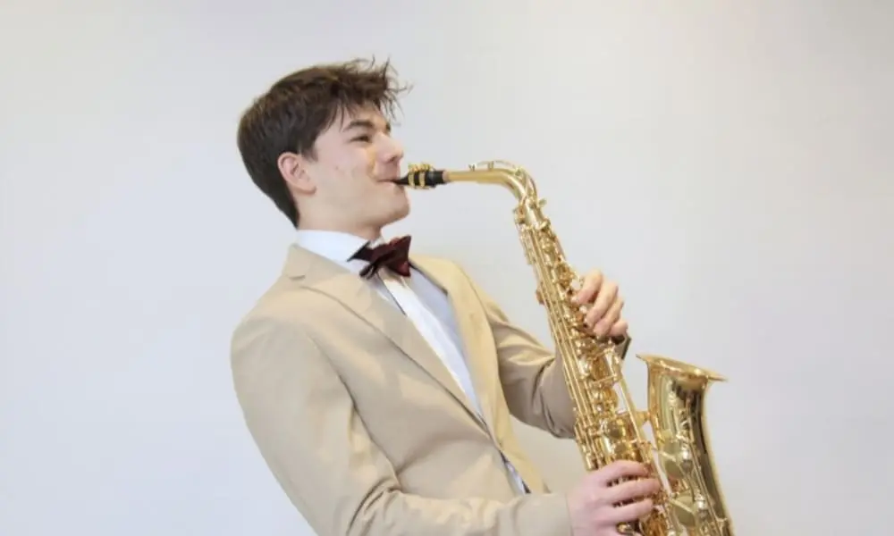 Saxofonist Artur mit Altsaxofon im Porträt - WeddingBro Events Saxofonist Artur mit Altsaxofon im Porträt