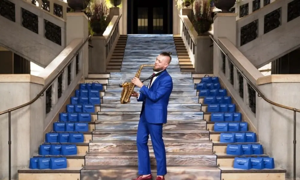 Saxofonist Vladimir spielt beim Hochzeitsempfang - WeddingBro Events Saxofonist Vladimir spielt beim Hochzeitsempfang