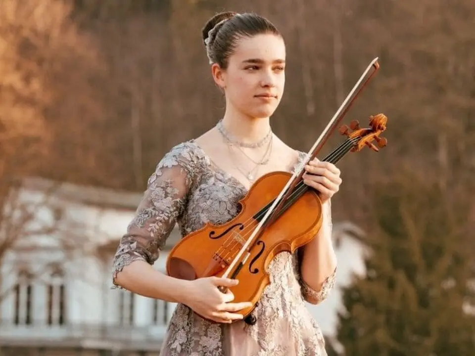 Violinistin Marie spielt bei einer freien Trauung - WeddingBro Events Violinistin Marie spielt bei einer freien Trauung