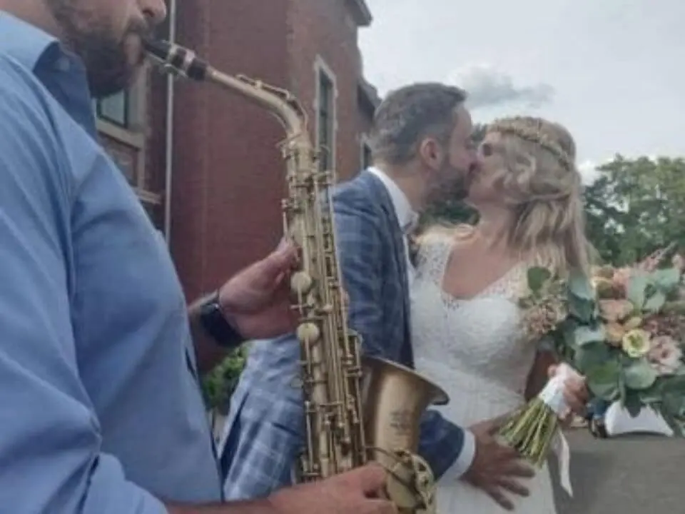 Saxofonist Antonio bei der Trauung Galerie 43 - WeddingBro Events Saxofonist Antonio bei der Trauung