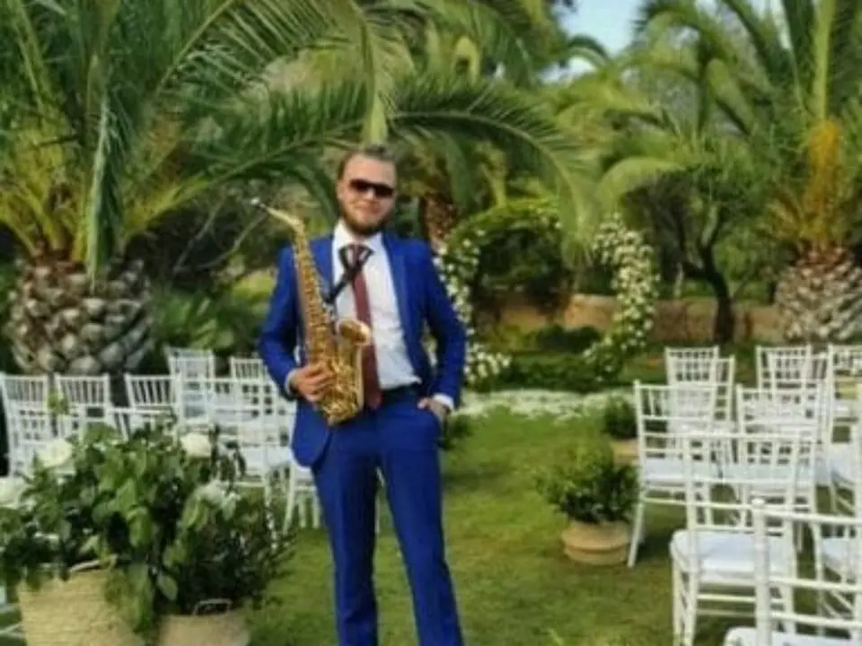Saxofonist Vladimir bei der Trauung Galerie 43 - WeddingBro Events Saxofonist Vladimir bei der Trauung