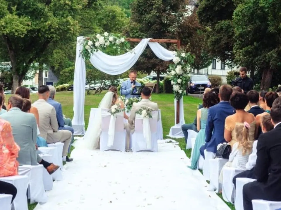 Trauredner Artur mit Brautpaar Galerie 43 - WeddingBro Events Trauredner Artur mit Brautpaar