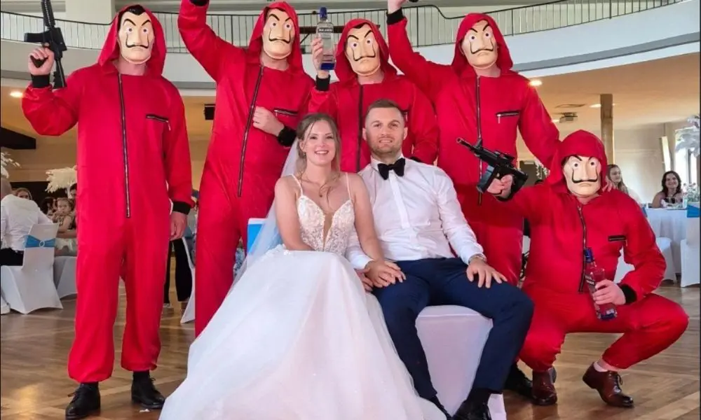 Brautschuhklau: verkleidete Bande im Stil von Haus des Geldes auf einer Hochzeit