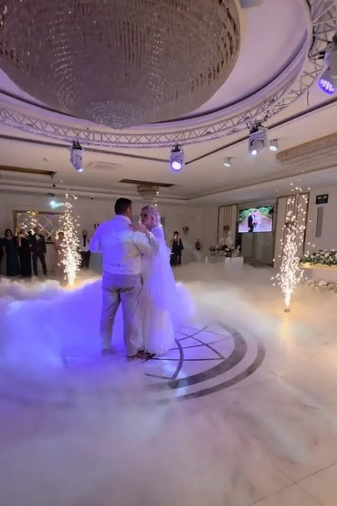 Brautpaar beim Hochzeitstanz mit Bodennebel unter dem Kronleuchter im Festsaal La Belle Venue in Herne