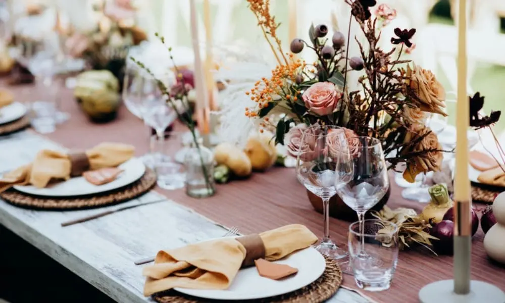 wb-deko-abschnitt - WeddingBro Events Dekorierte Hochzeitstafel mit Blumen und Kerzen