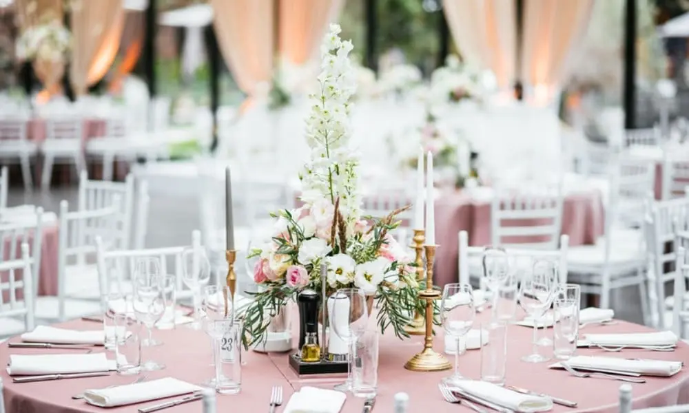 wb-deko-galerie-3 - WeddingBro Events Blumenschmuck und Kerzen auf der Hochzeitstafel