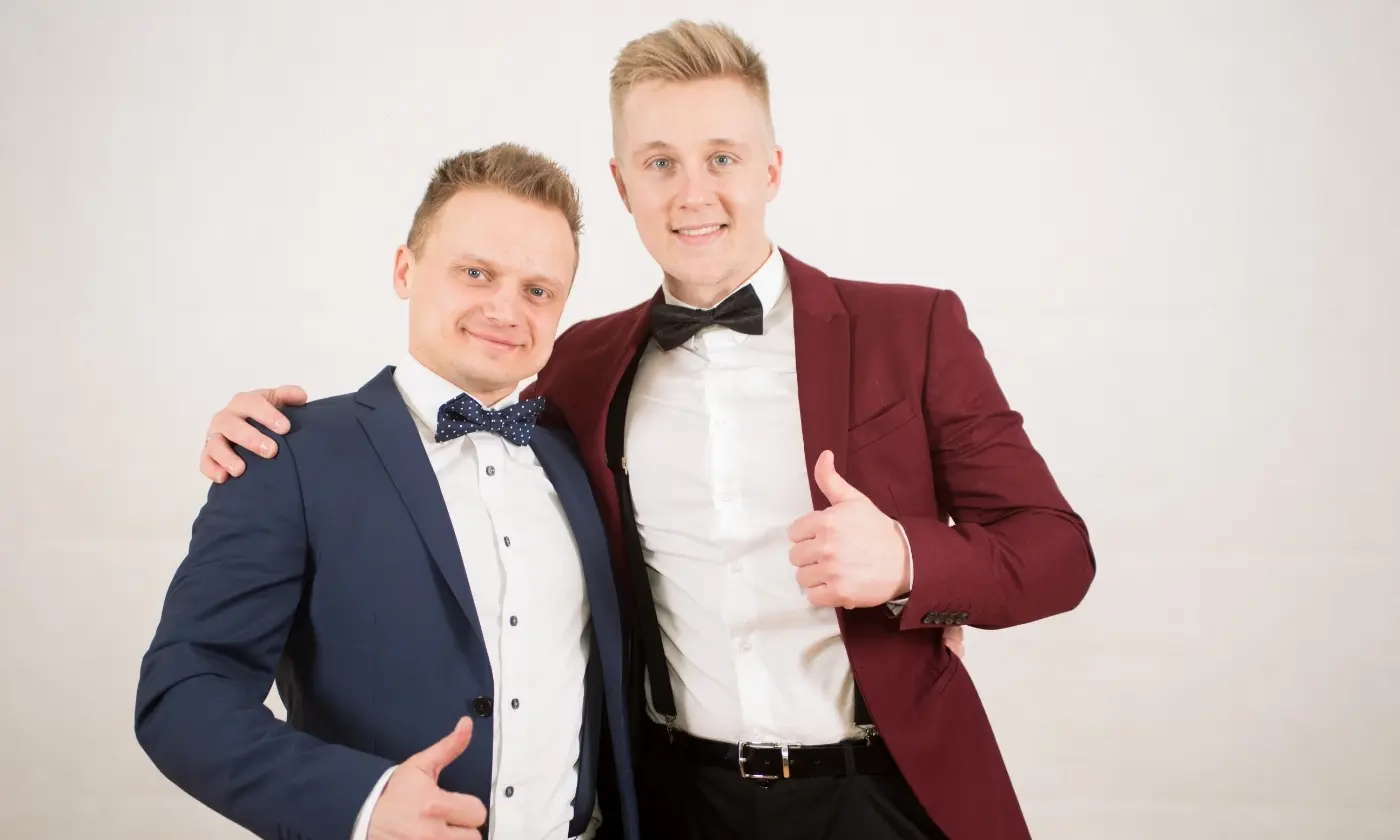 Tamada Artur und Tamada Daniel von WeddingBro mit Daumen hoch