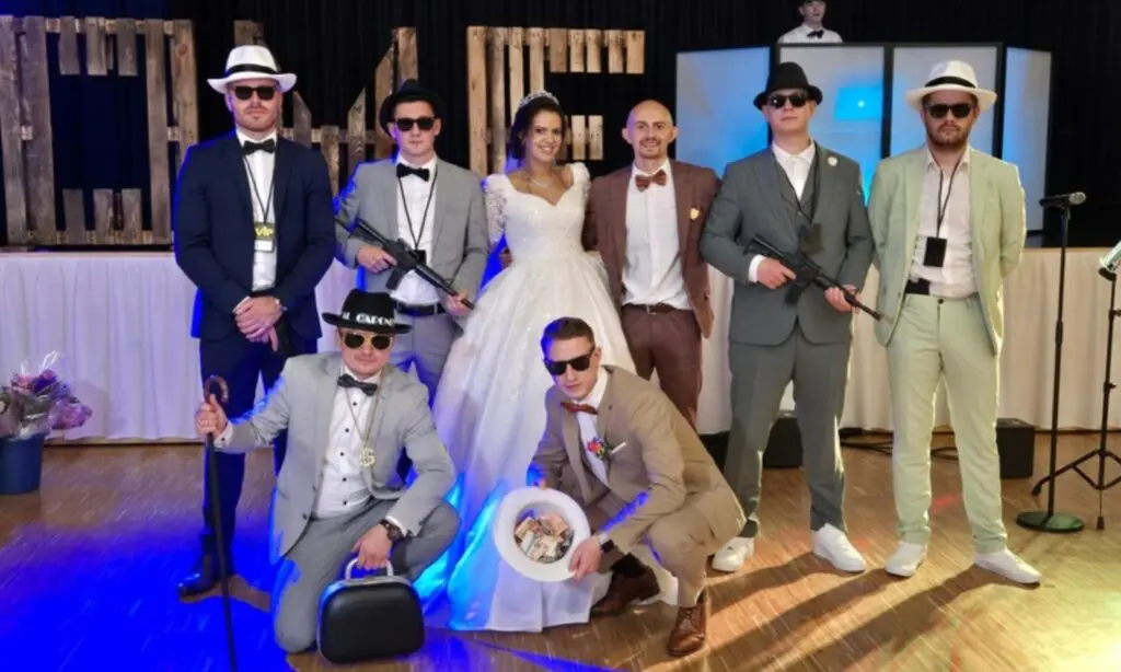 Mafia-Show beim Brautschuhklau mit Braut und verkleideten Gästen - WeddingBro Events Mafia-Show beim Brautschuhklau mit Braut und verkleideten Gästen