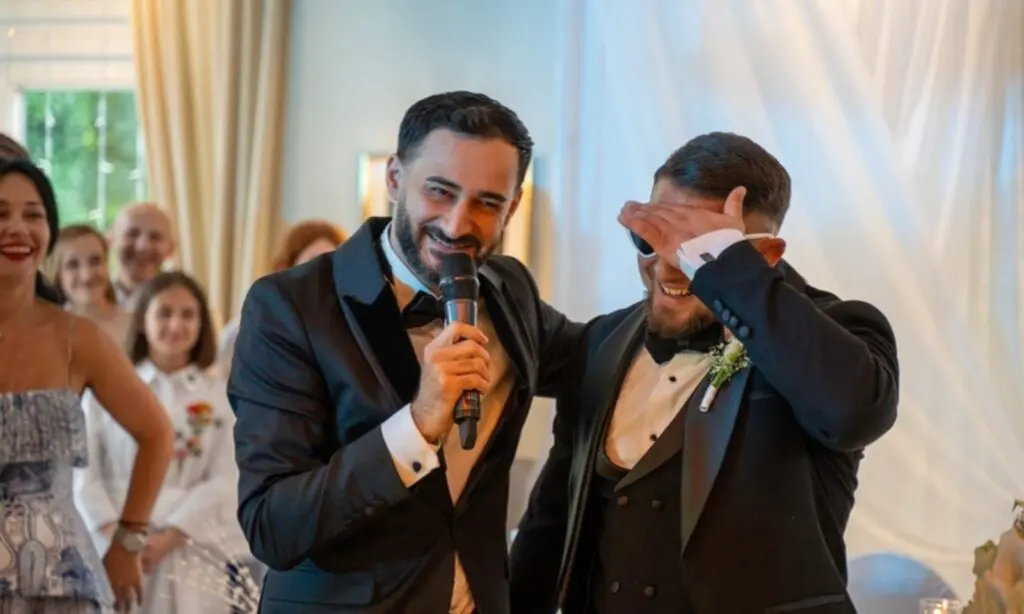 Tamada Daniel interviewt den Bräutigam bei einem Hochzeitsspiel - WeddingBro Events Tamada Daniel interviewt den Bräutigam bei einem Hochzeitsspiel