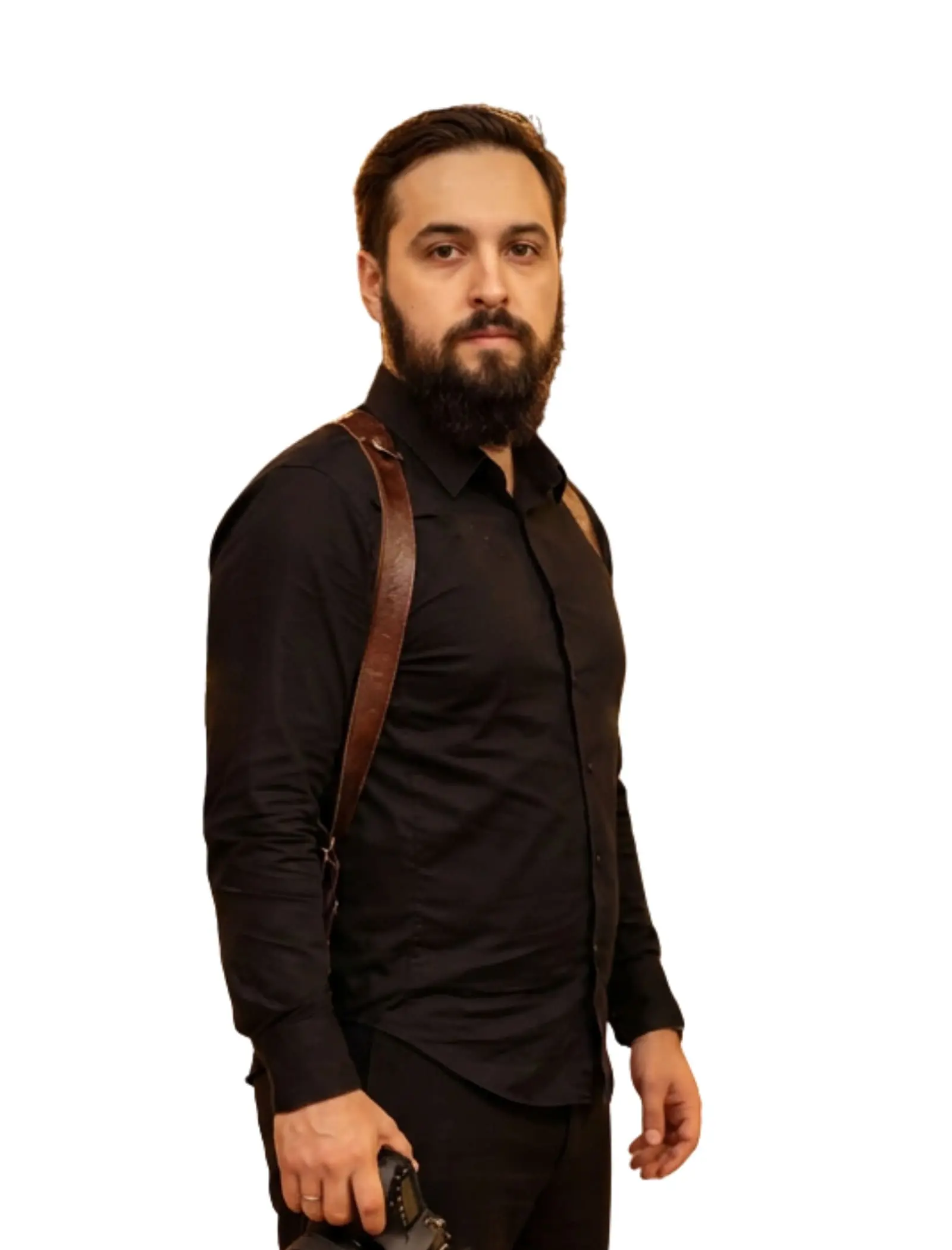 Videograf David Profilbild - WeddingBro Events Videograf David im schwarzen Hemd mit Kamera
