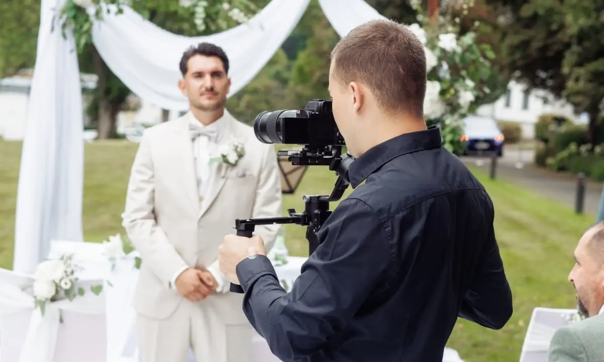 Videograf Valeri Galerie 3 - WeddingBro Events Videograf Valeri filmt den Braeutigam bei der freien Trauung