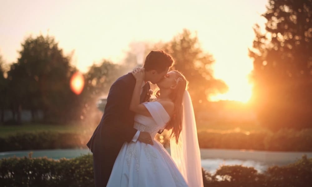 WeddingBro Galerie 27 - WeddingBro Events Brautpaar beim Kuss im Sonnenuntergang – Hochzeitsfotografie Düsseldorf