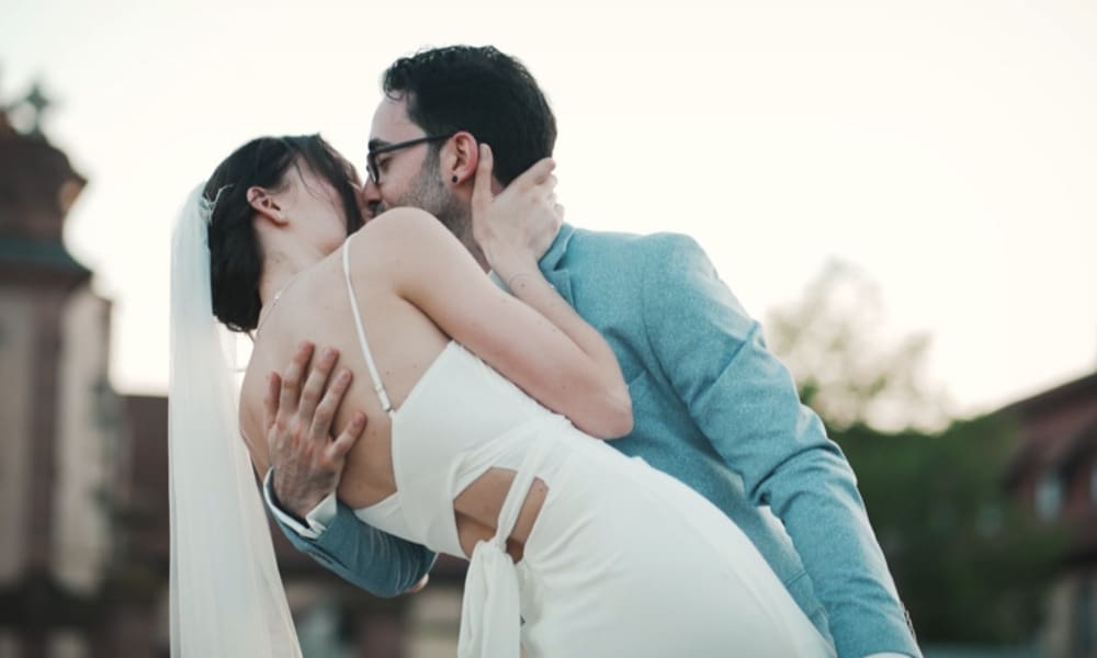 WeddingBro Galerie 28 - WeddingBro Events Innige Umarmung des Brautpaars – Hochzeitsreportage von Lior und Roni
