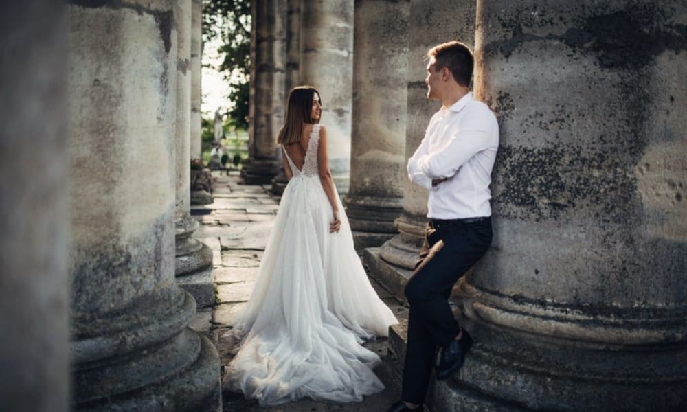 WeddingBro Galerie 29 - WeddingBro Events Braut und Bräutigam zwischen historischen Säulen – Paarshooting
