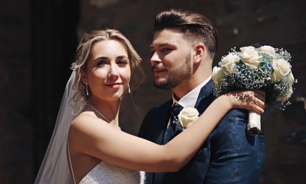 WeddingBro Galerie 30 - WeddingBro Events Brautpaar mit Brautstrauß im Abendlicht – Hochzeitsfoto von Lior und Roni