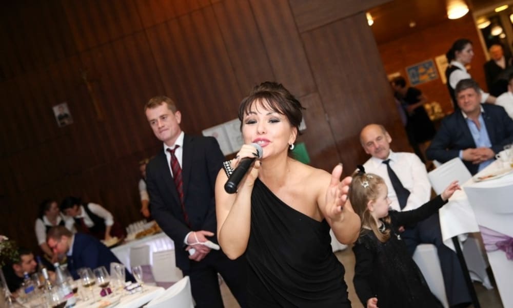 Tamada Natali singt und unterhält die Gäste am Tisch