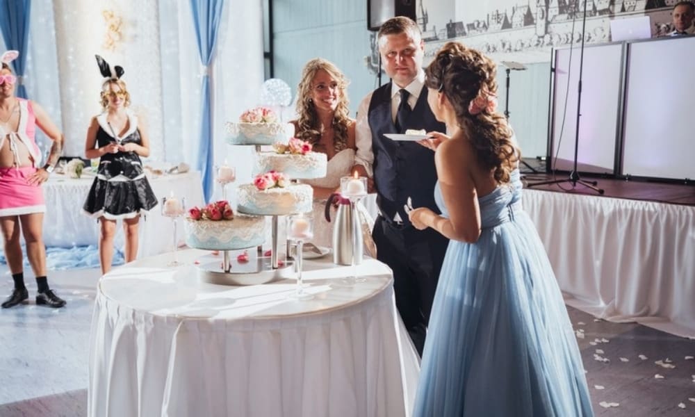 Tamada Natali beim Anschnitt der Hochzeitstorte
