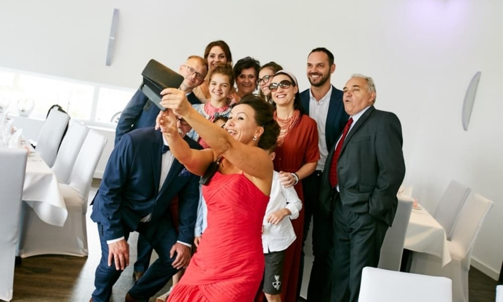 Tamada Natali macht ein Gruppenselfie mit den Hochzeitsgästen