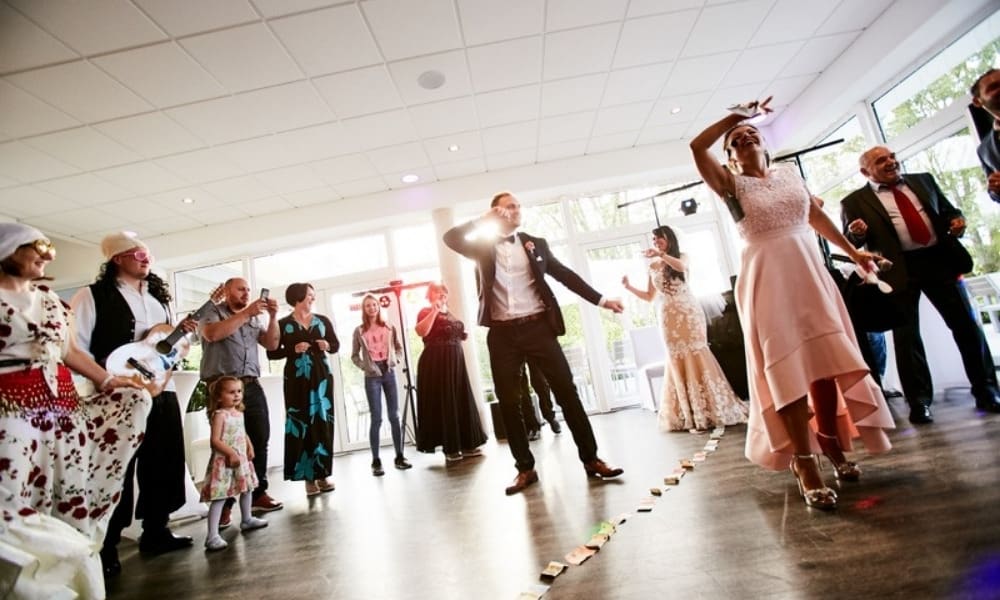 Gefüllte Tanzfläche bei einer Hochzeit mit Tamada Natali