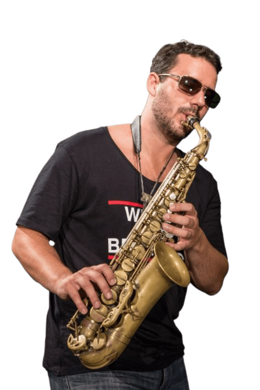 wb-musiker-saxofonist-frederick-frei - WeddingBro Events Saxofonist Frederick mit Saxofon, freigestellt